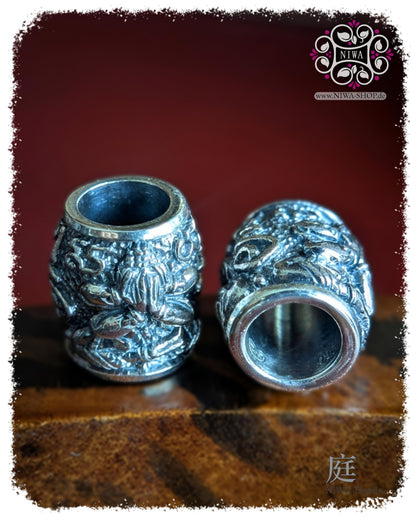 PHRA PIDTA Charm the BLIND BUDDHIST aus massivem 925 SterlingSilber in zwei Ansichten, detailreicher NIWABeads Schutzcharm mit großem Innendurchmesser, oxidiertem Relief und thailändischem Phra Pidta Motiv.