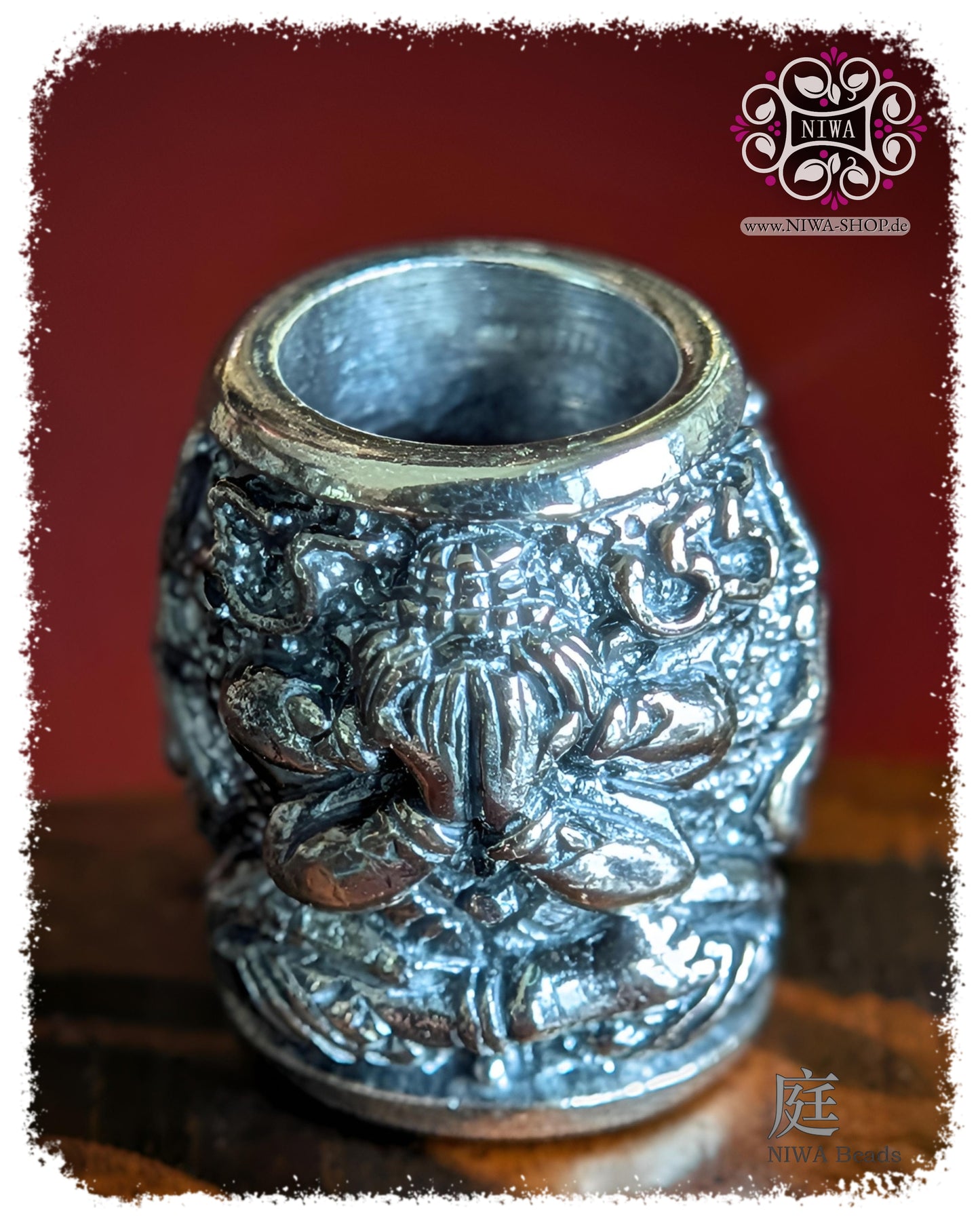 PHRA PIDTA Charm the BLIND BUDDHIST aus massivem 925 SterlingSilber, Frontansicht mit Phra Pidta Schutzfigur, bedeckten Augen, dunkler Oxidation und detailreichem Relief.