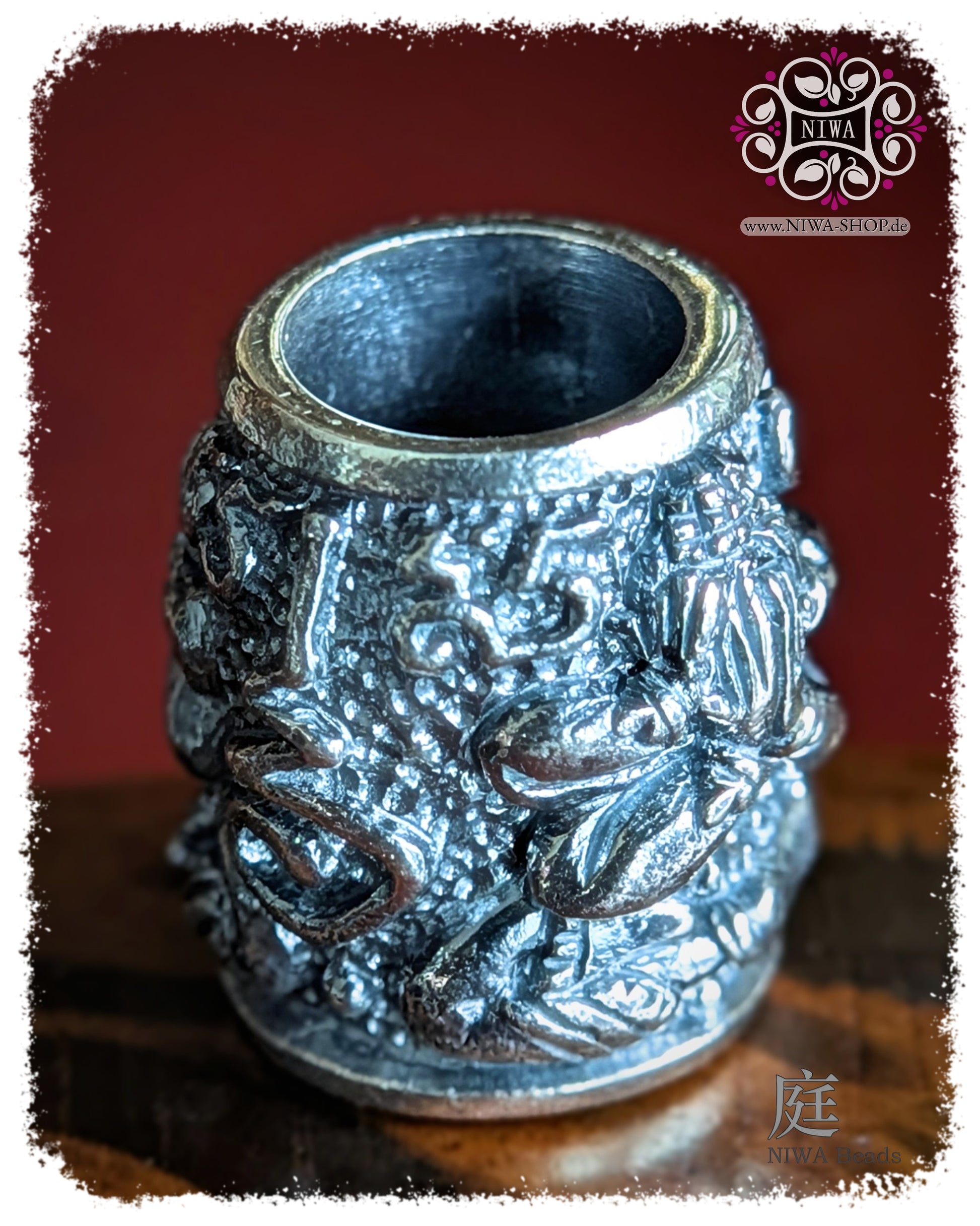 Seitliche Ansicht des PHRA PIDTA Charm the BLIND BUDDHIST aus 925 SterlingSilber, ornamentaler Schutzcharm mit floralen Details, Symbolen und großem Durchlass für Armband, Haar oder Bart.