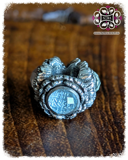 PEONY BLOOM Charm mit himmelblauem Topas im Snowflake Cut Detailaufnahme florales Design 925 Sterling Silber by NIWABeads