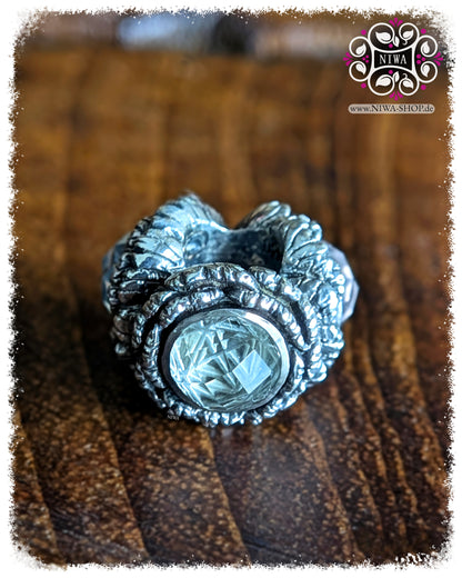 PEONY BLOOM Charm mit grünem Amethyst im Snowflake Cut Detailaufnahme Blütenstruktur 925 Sterling Silber by NIWABeads