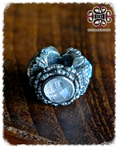 PEONY BLOOM Charm mit Rosenquarz im Snowflake Cut Detailaufnahme zarte florale Form 925 Sterling Silber by NIWABeads