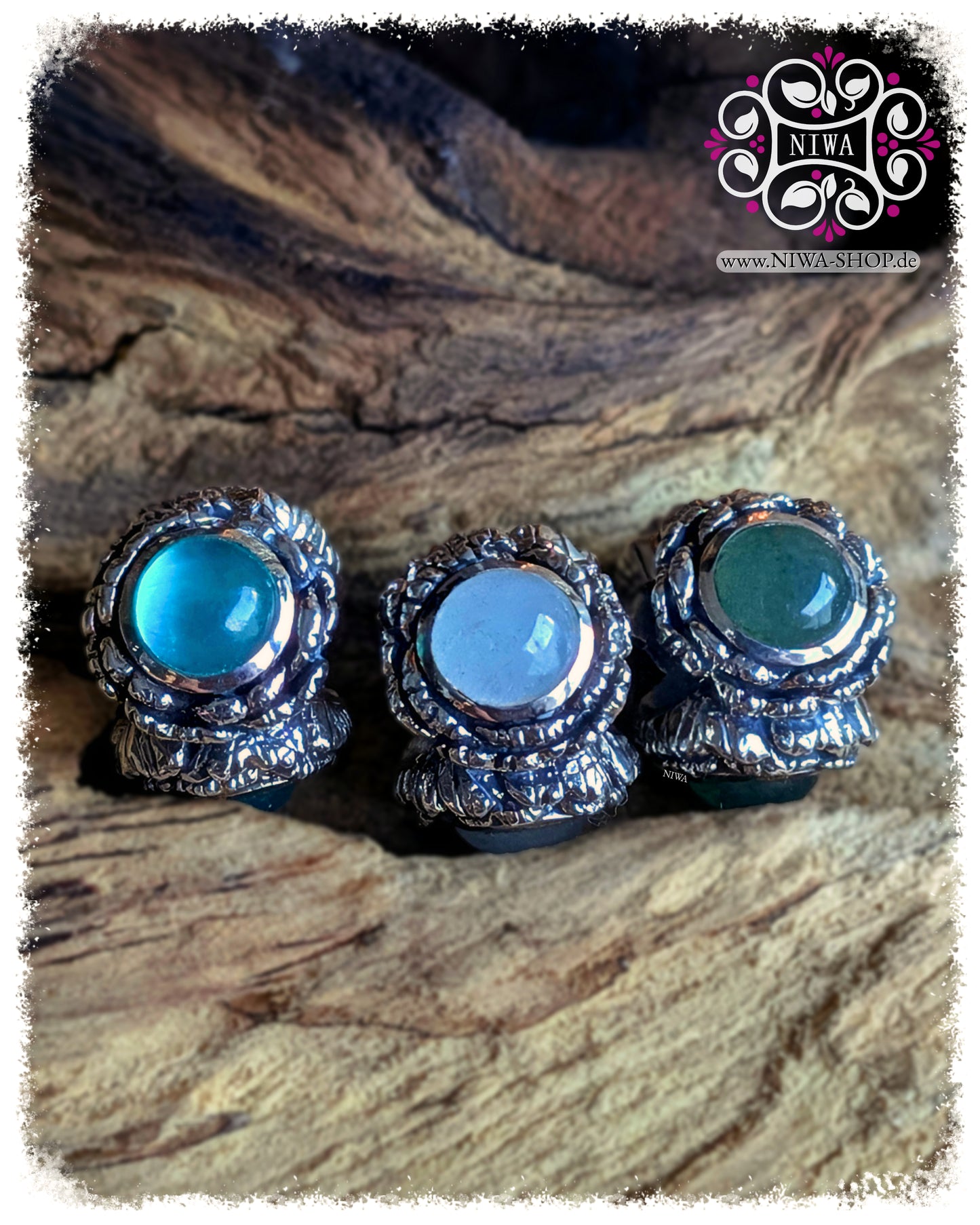 PEONY BLOOM Charm Varianten CLOUD JADE, GREEN MAYA JADE und BLUE LAGOON AMAZONITE aus 925 SterlingSilber, drei Pfingstrosen Charms nebeneinander auf Holz