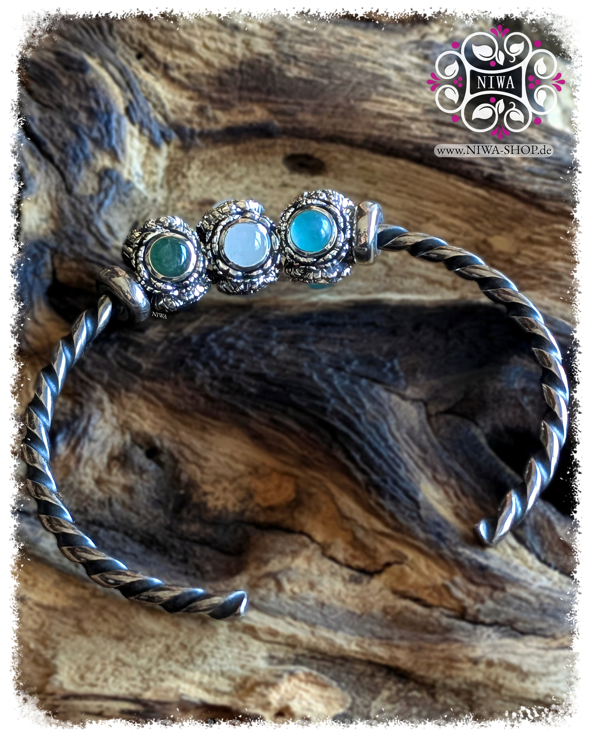 PEONY BLOOM Charm Varianten CLOUD JADE, GREEN MAYA JADE und BLUE LAGOON AMAZONITE aus 925 SterlingSilber, drei florale Charms auf gedrehtem Silberarmreif von NIWA