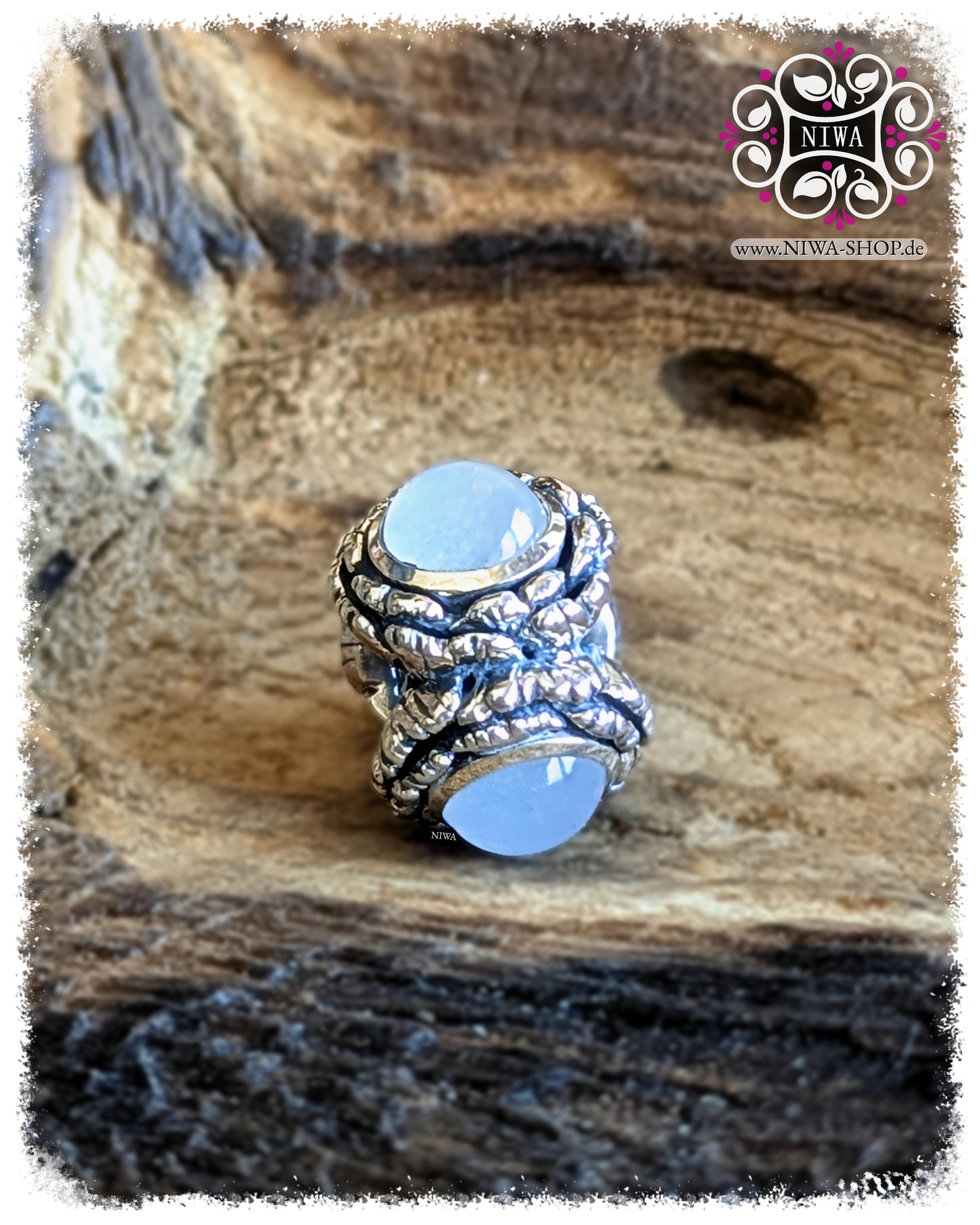 PEONY BLOOM Charm aus 925 SterlingSilber mit CLOUD JADE Cabochons, Frontansicht der hellen zart grünen Pfingstrosen Variante aus der BLOOM Serie von NIWABeads