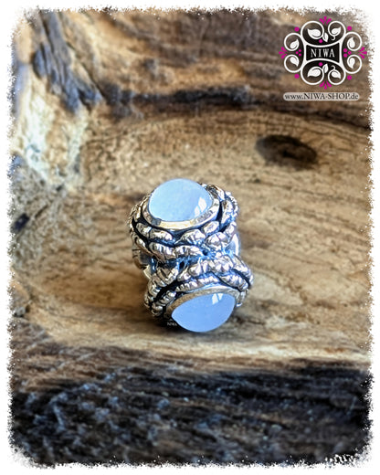 PEONY BLOOM Charm aus 925 SterlingSilber mit CLOUD JADE Cabochons, Frontansicht der hellen zart grünen Pfingstrosen Variante aus der BLOOM Serie von NIWABeads