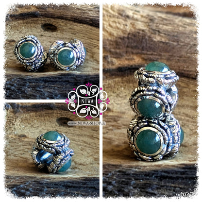 PEONY BLOOM Charm aus 925 SterlingSilber mit GREEN MAYA JADE Cabochons, Collage mit mehreren Ansichten der sattgrünen Variante aus der BLOOM Serie von NIWABeads
