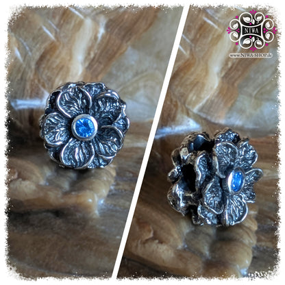 BLUE QUARTZ FORGET ME NOT Charm, NIWABEADS FLORAL GLORY, solid 925 STERLING SILVER, collage with front view of the flower and oblique side view, blue gemstone set in the center, detailed petals with oxidized structure, deep contrasts in the recesses, solid floral shape.