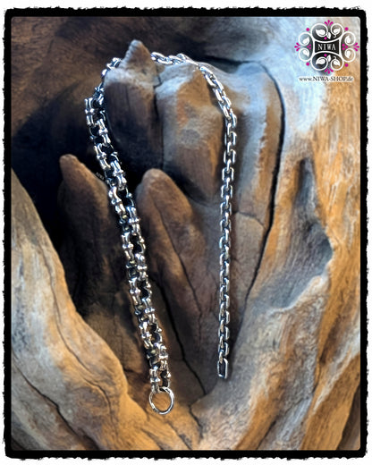 HALF-HALF Bracelet HOPE, NIWABeads, 925 SterlingSilber, massive Gliederhälfte und filigrane Kettenhälfte, Produktfoto auf Holz