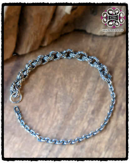 HALF-HALF Bracelet MAJA CLOUD aus 925 Sterlingsilber, Schmuckfoto im Holzsetting mit NIWA Logo