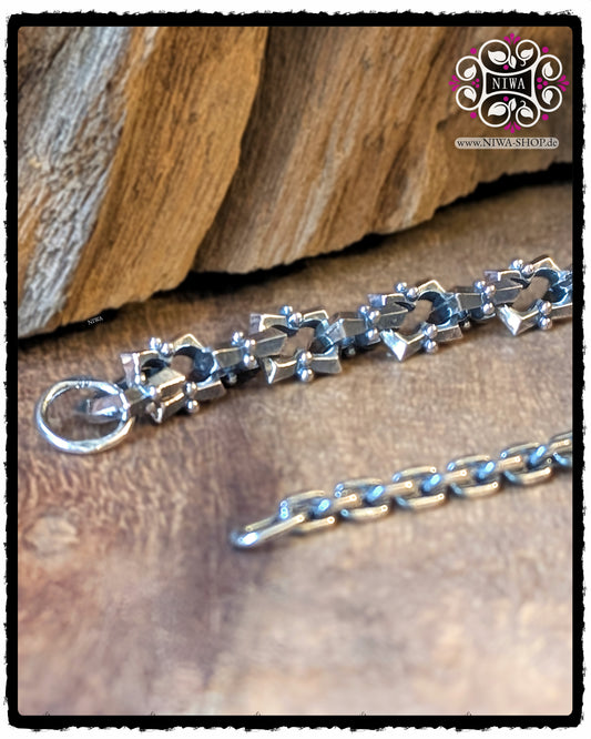 HALF-HALF Bracelet "UNITY JUNO" NIWABeads 925 sterling silver, detailed view of the solid link structure with surface facets