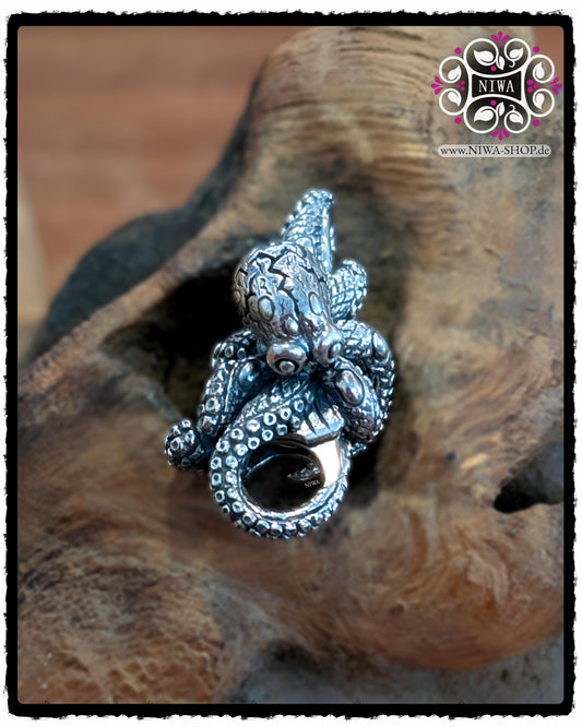 KRAKEN Lock, NIWABeads, 925 SterlingSilber, Nahaufnahme des Kraken Motivs mit Ringverschluss auf Holzuntergrund, MYSTIC PEARL Serie, OCEAN Kollektion.