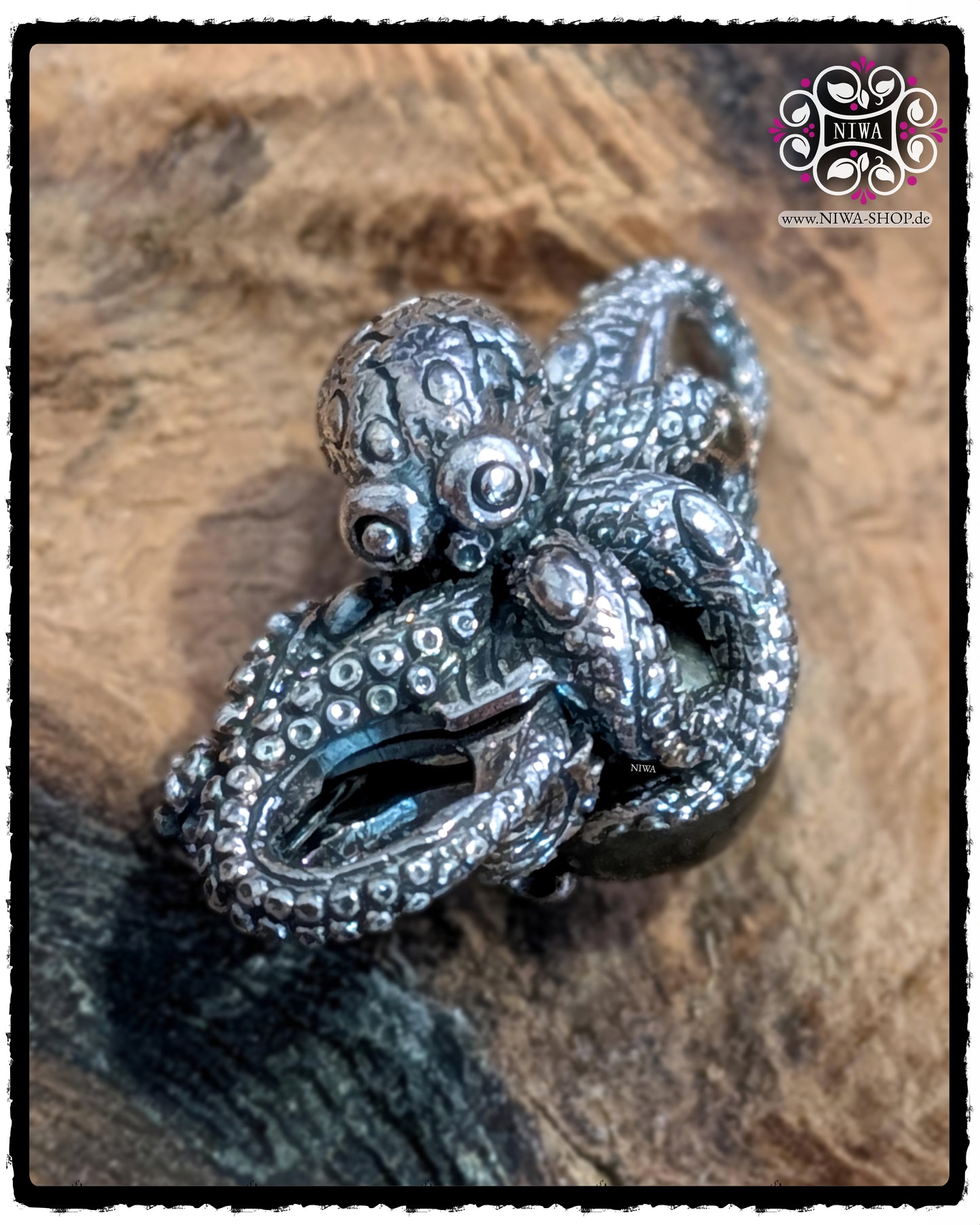 KRAKEN Lock, NIWABeads, 925 SterlingSilber, Detailansicht von Kopf und Tentakeln mit Saugnäpfen, strukturierte Oberfläche auf Holz, MYSTIC PEARL, OCEAN Kollektion.