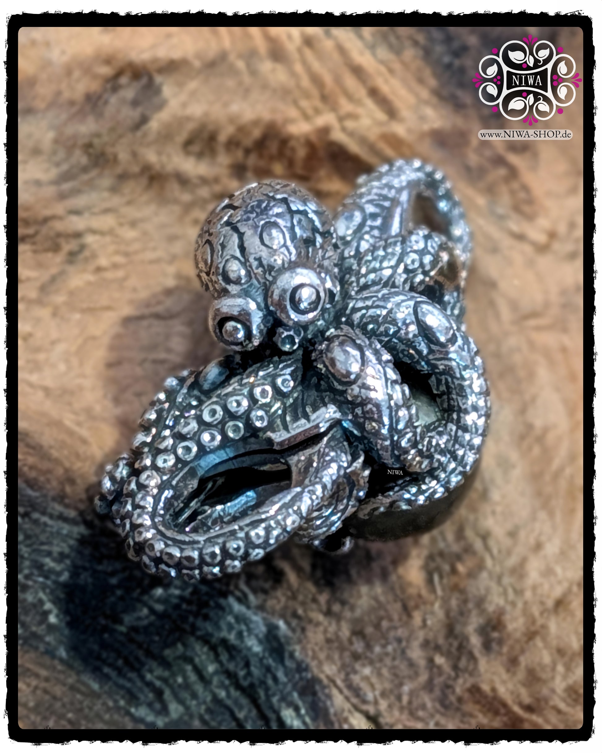 KRAKEN Lock, NIWABeads, 925 SterlingSilber, Detailansicht von Kopf und Tentakeln mit Saugnäpfen, strukturierte Oberfläche auf Holz, MYSTIC PEARL, OCEAN Kollektion.