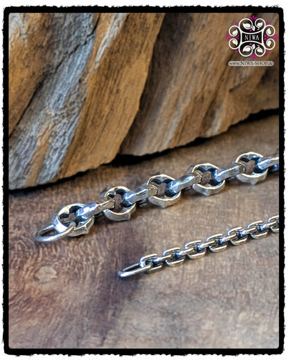 HALF-HALF Bracelet BYGONE aus 925 SterlingSilber, Detailaufnahme der massiven Glieder mit Aussparungen und der feinen Kettenstruktur