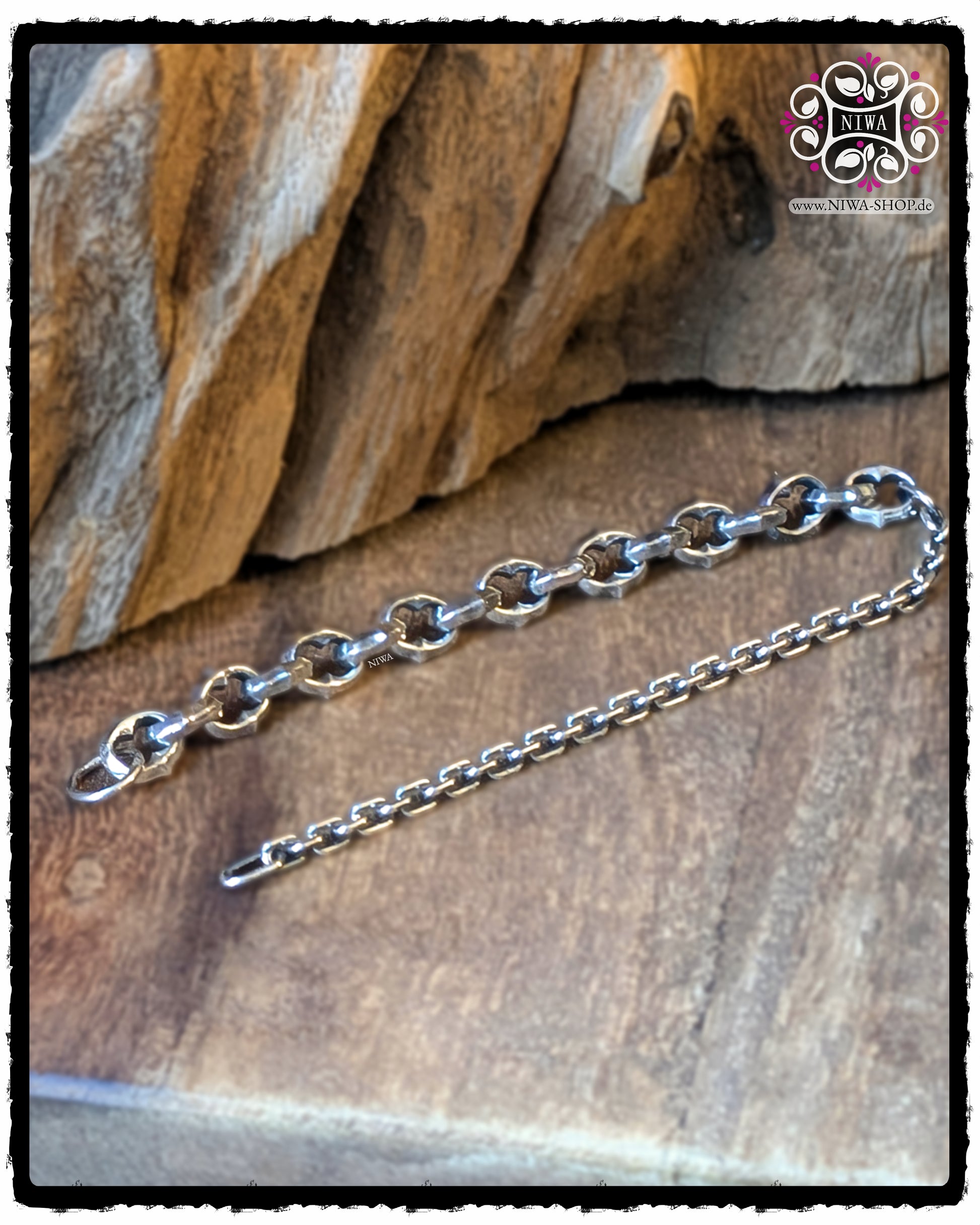 HALF-HALF Bracelet BYGONE aus 925 SterlingSilber, Ansicht der markanten Gliederhälfte neben der Kettenhälfte auf Holzuntergrund