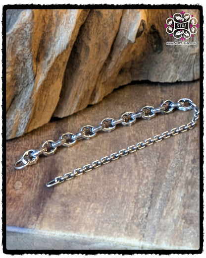 HALF-HALF Bracelet BYGONE aus 925 SterlingSilber, Ansicht der markanten Gliederhälfte neben der Kettenhälfte auf Holzuntergrund