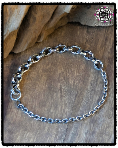 HALF-HALF Bracelet BYGONE aus 925 SterlingSilber, Gesamtansicht liegend, massive Gliederhälfte und Kettenhälfte auf Holzuntergrund