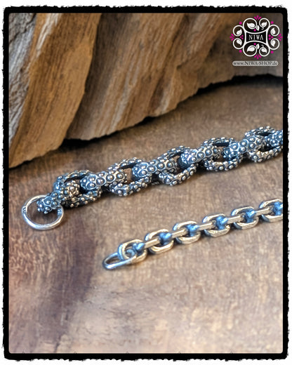HALF-HALF Bracelet FUSION Detail, strukturierte massive Glieder mit punktierter Oberfläche neben filigraner Kettenhälfte für Beads, 925 SterlingSilber, NIWABeads.