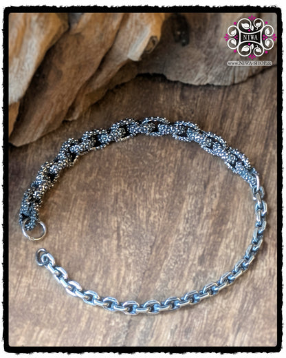 HALF-HALF Bracelet FUSION, Gesamtansicht, massiver strukturierter Abschnitt und filigrane Kettenhälfte für Charm und Spacer, 925 SterlingSilber, NIWABeads.