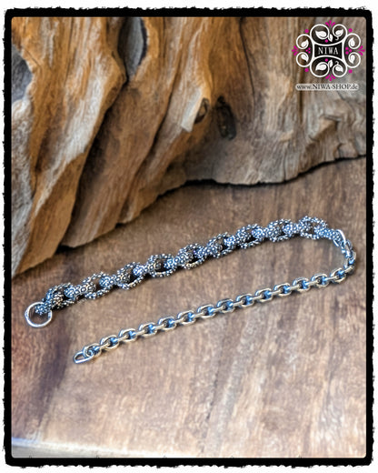 HALF-HALF Bracelet FUSION aus 925 SterlingSilber, Armband liegend auf Holz, starke Textur auf der Gliederhälfte, Bead Kettenhälfte sichtbar, NIWABeads.