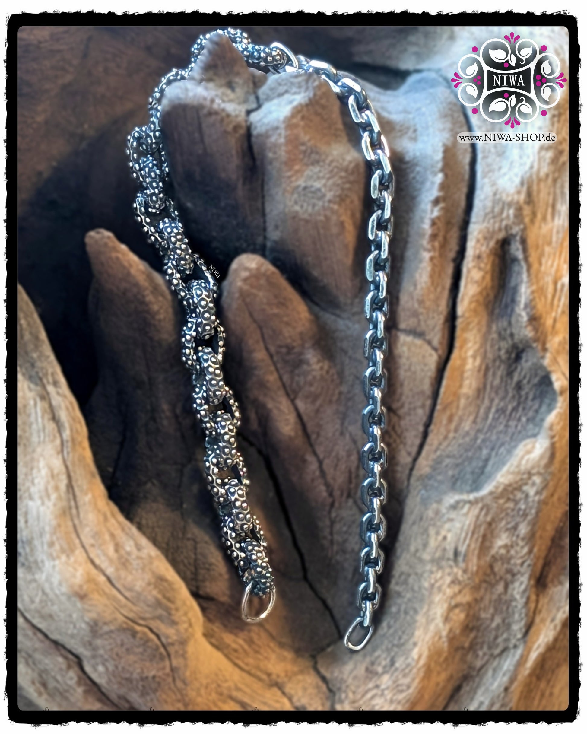 HALF-HALF Bracelet FUSION von NIWABeads aus 925 SterlingSilber, strukturierte Gliederhälfte und Kettenhälfte für Beads, auf Holz fotografiert.