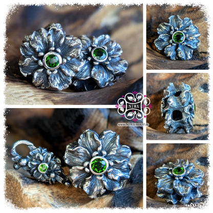 HIBISCUS GLORY Charm aus 925 SterlingSilber mit GREEN CHROME, Collage mit Frontansicht, Seitenansicht, Rückansicht und Bild zusammen mit passendem Hibiscus Lock der FLORAL GLORY Serie von NIWABeads.