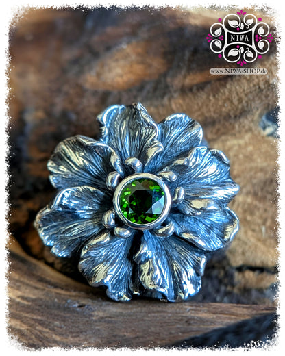 HIBISCUS GLORY Charm aus 925 SterlingSilber mit facettiertem GREEN CHROME, Frontansicht der geöffneten Hibiscusblüte mit plastischen Blütenblättern und fein ausgearbeiteten Antheren, FLORAL GLORY Serie von NIWABeads.