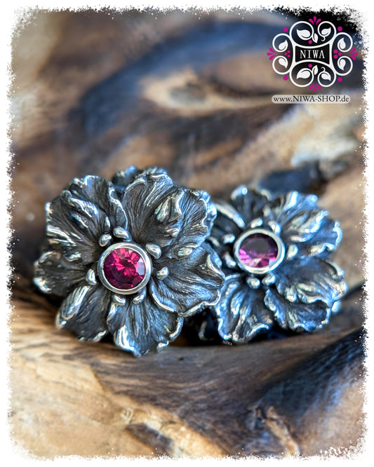 HIBISCUS GLORY Charm und passender Hibiscus Lock aus 925 SterlingSilber mit violettem Granat, florales Set der FLORAL GLORY Serie von NIWABeads in Nahaufnahme.