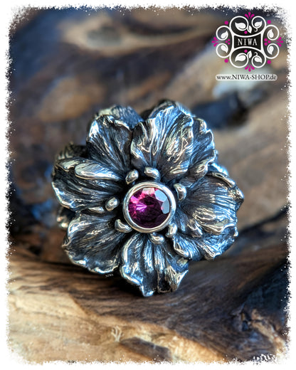 HIBISCUS GLORY Charm aus 925 SterlingSilber mit violettem Granat, Frontansicht der geöffneten Hibiscusblüte mit plastisch gearbeiteten Blütenblättern und fein ausgearbeiteten Antheren, FLORAL GLORY Serie von NIWABeads.