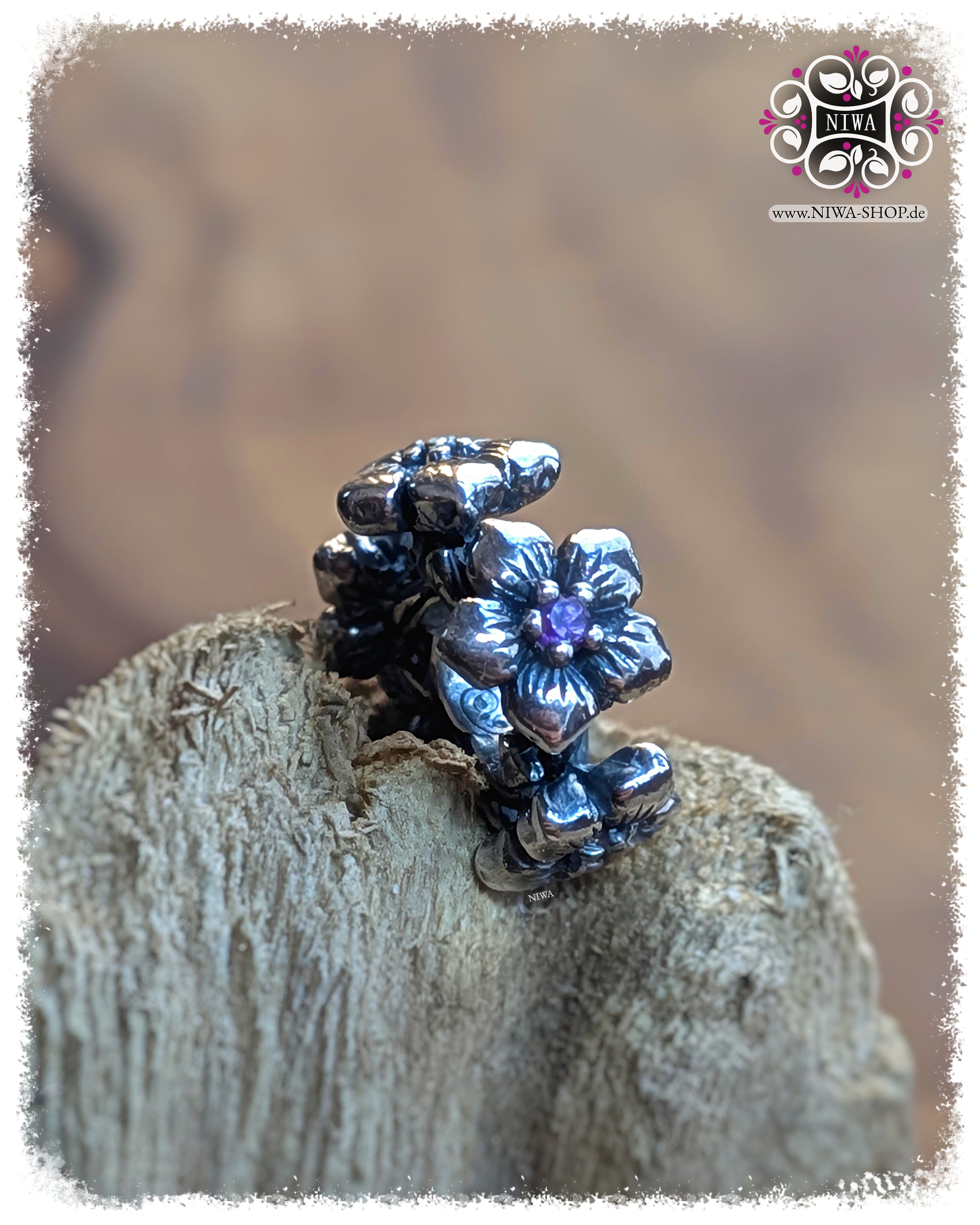 SAKURA BLOOM Spacer aus 925 SterlingSilber mit violettem Saphir auf Holz, NIWABeads