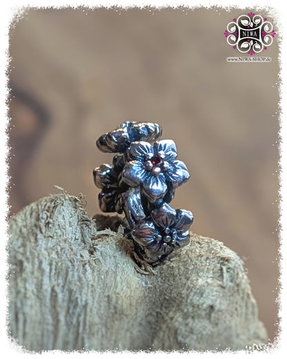 SAKURA BLOOM Spacer aus 925 SterlingSilber mit rotem Saphir auf Holz, NIWABeads