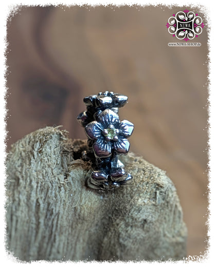 SAKURA BLOOM Spacer aus 925 SterlingSilber mit gelbem Saphir auf Holz, NIWABeads