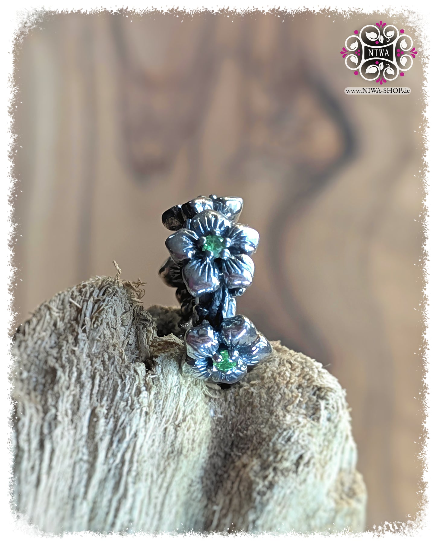 SAKURA BLOOM Spacer aus 925 SterlingSilber mit grünem Tsavorit auf Holz, NIWABeads