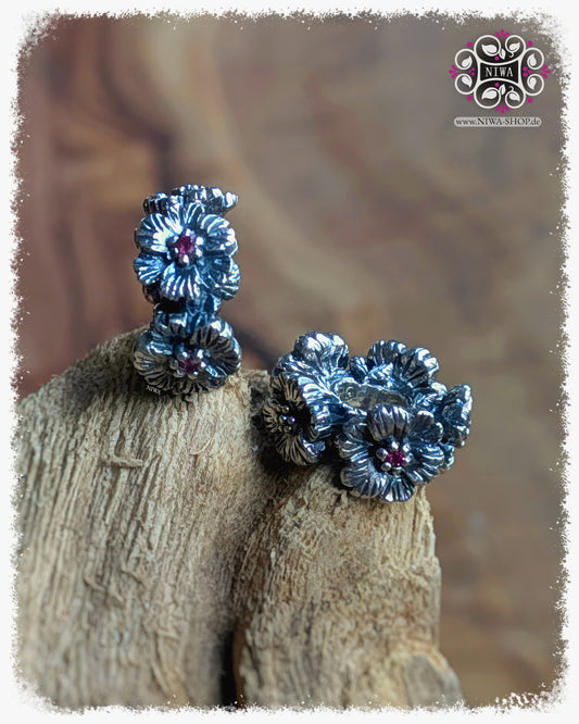 HIBISCUS BLOOM Spacer aus 925 Silber von NIWABeads | Handgefertigter Abstandshalter in Form einer Hibiskusblüte, besetzt mit drei Rosa Saphiren (Rosa Saphir Variante)