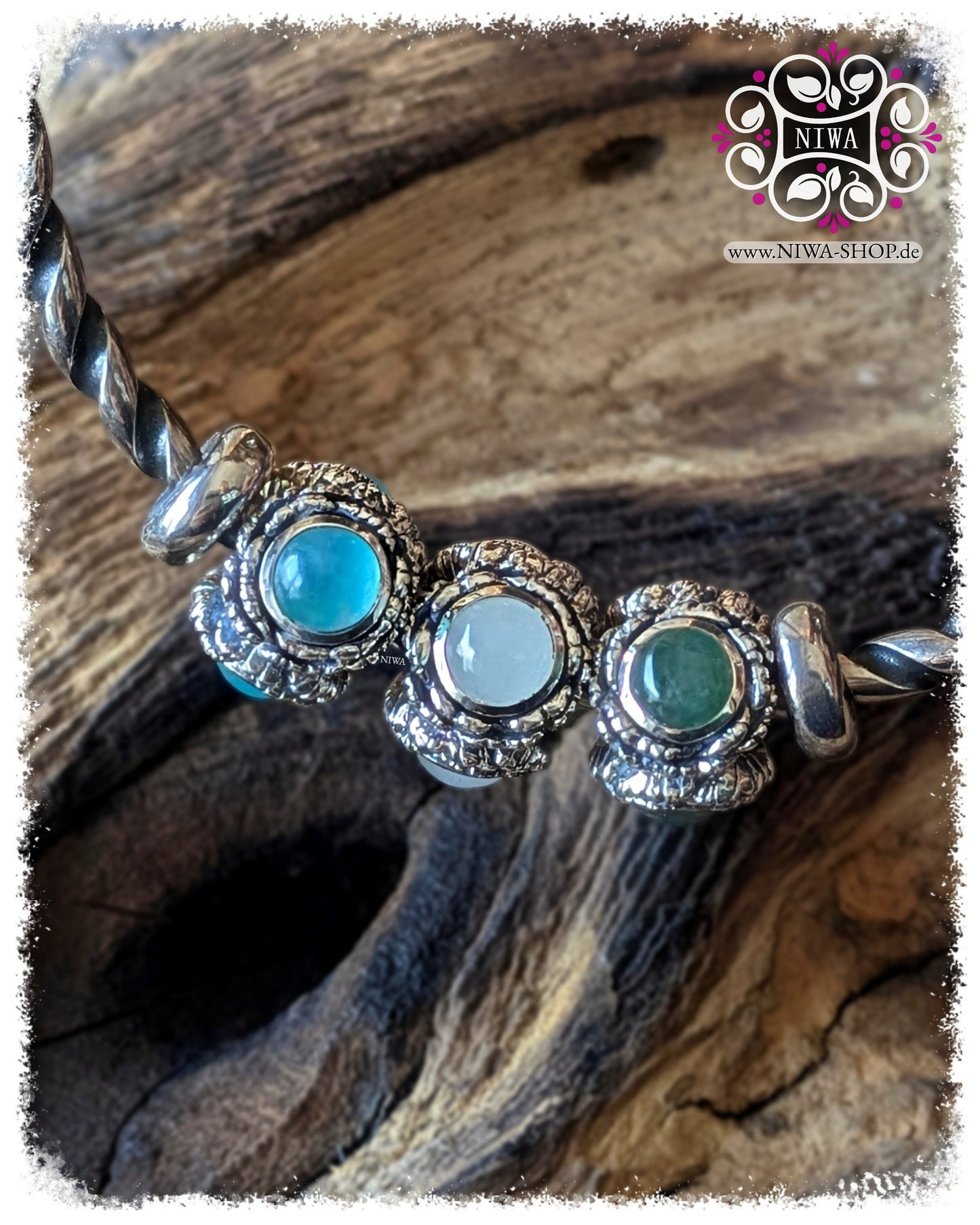 PEONY BLOOM Charm Varianten BLUE LAGOON AMAZONITE, CLOUD JADE und GREEN MAYA JADE aus 925 SterlingSilber, drei Pfingstrosen Charms auf Silberarmreif von NIWA