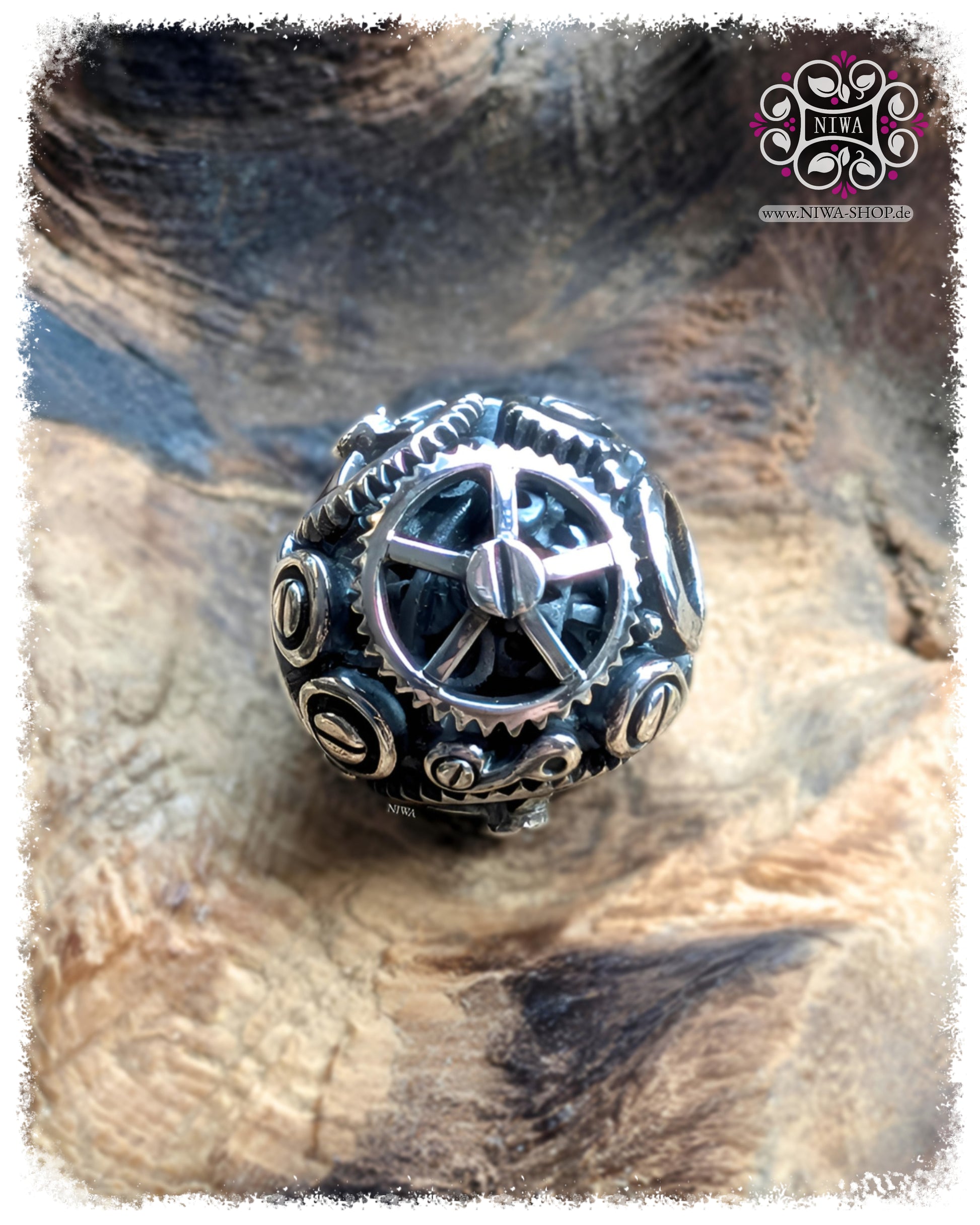 WHEEL OF TIME Charm aus massivem 925 Silber von MAMA MALA | Handgefertigter kugelförmiger Bead mit mechanischen Zahnrädern und technischen Miniaturelementen