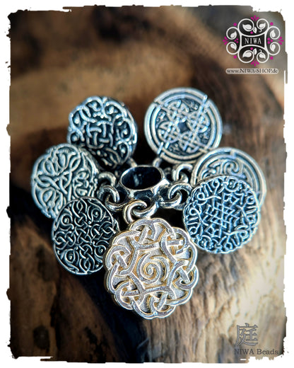 INFINITY COINS DangleSpacer von NIWABeads in TwoTone Gelbgold mit sieben ornamentalen Coins aus 925 SterlingSilber und großem Mittelcoin in 14K Gelbgold, frontal auf Holz inszeniert.