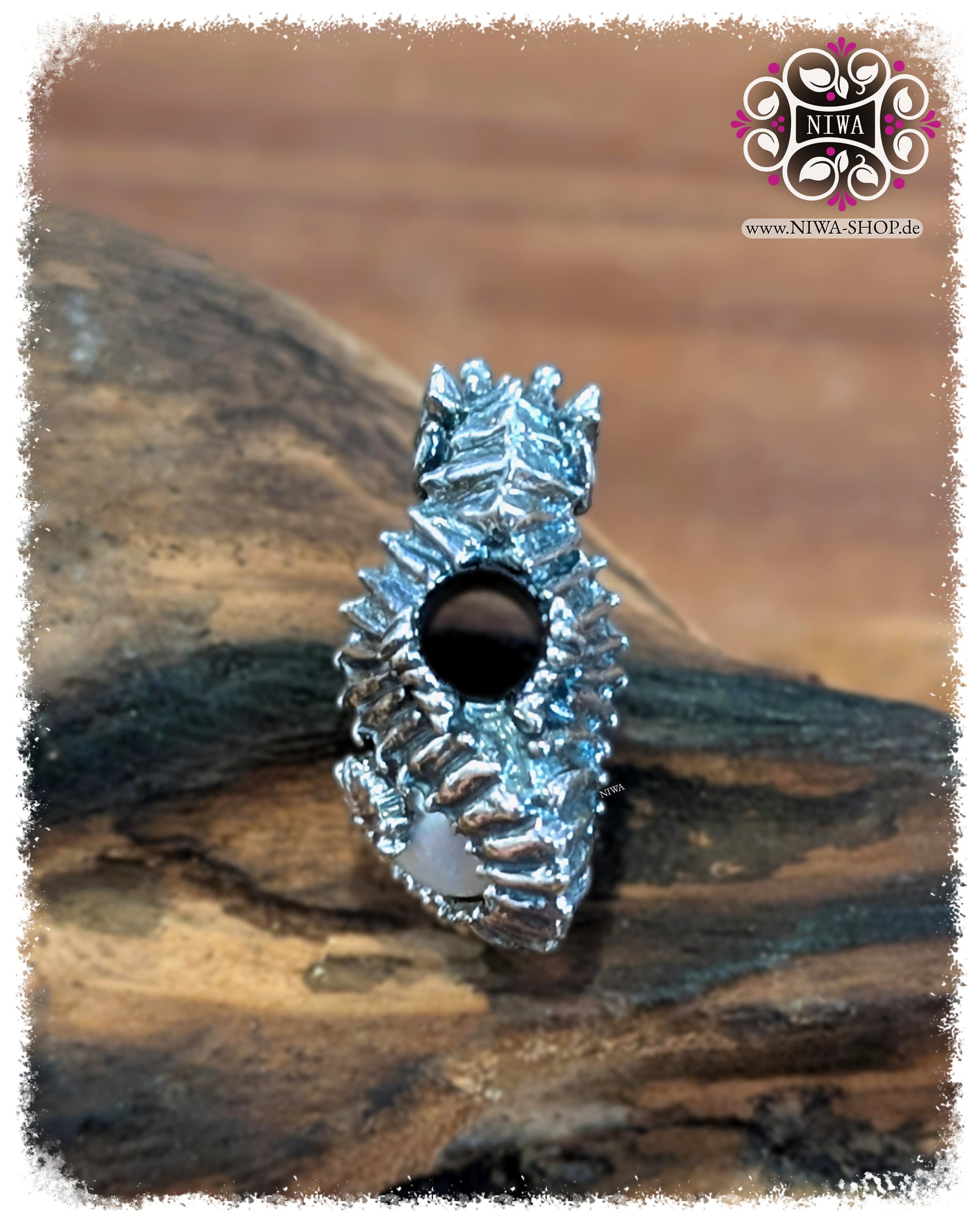 SEAHORSE Charm NIWABeads OCEAN Kollektion, Rückansicht, 925 SterlingSilber mit strukturiertem Relief, Perle teilweise sichtbar, Makro auf Holzuntergrund