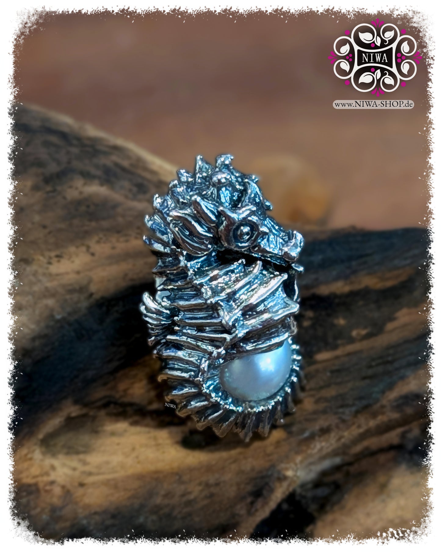 SEAHORSE Charm NIWABeads OCEAN Kollektion, 925 SterlingSilber mit LUSTRE-WEISS Salzwasserperle, Nahaufnahme auf Holzuntergrund