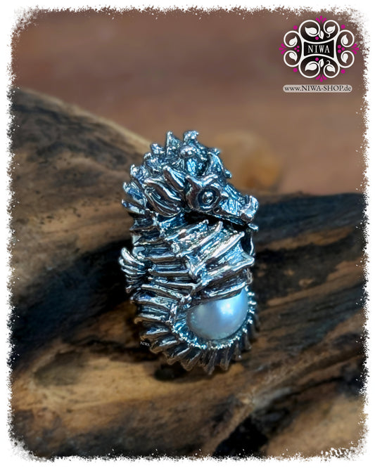 SEAHORSE Charm NIWABeads OCEAN Kollektion, 925 SterlingSilber mit LUSTRE-WEISS Salzwasserperle, Nahaufnahme auf Holzuntergrund