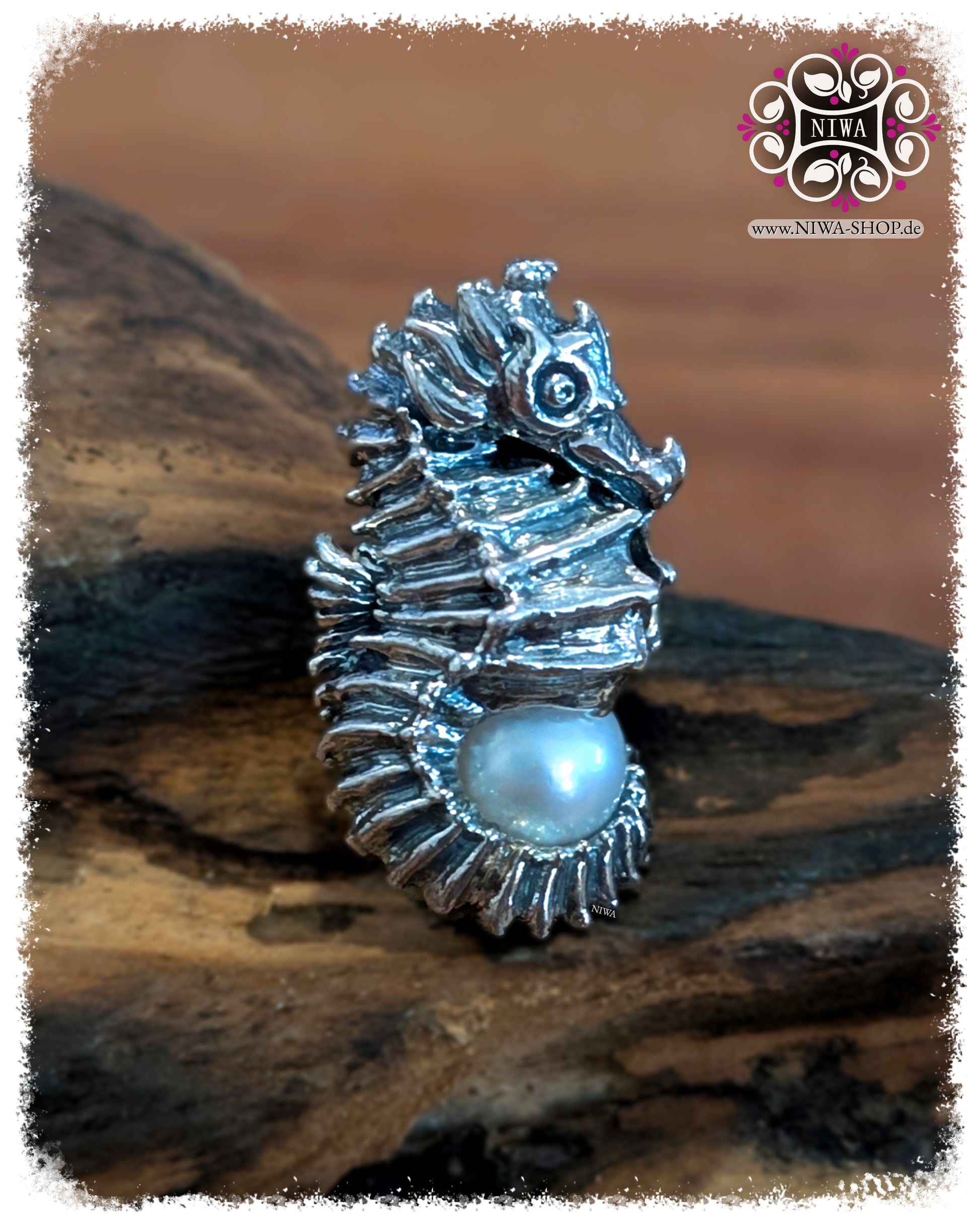 SEAHORSE Charm NIWABeads OCEAN Kollektion, Seitenansicht links, 925 SterlingSilber mit plastischer Schuppenstruktur, LUSTRE-WEISS Perle im Schweif, Makro