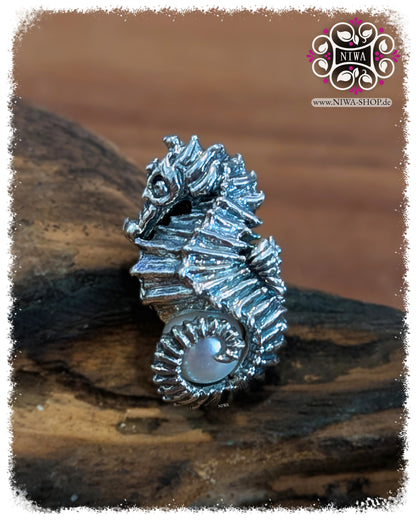 SEAHORSE Charm NIWABeads OCEAN Kollektion, Seitenansicht rechts, 925 SterlingSilber mit detailreichem Relief, LUSTRE-WEISS Salzwasserperle, Nahaufnahme auf Holz