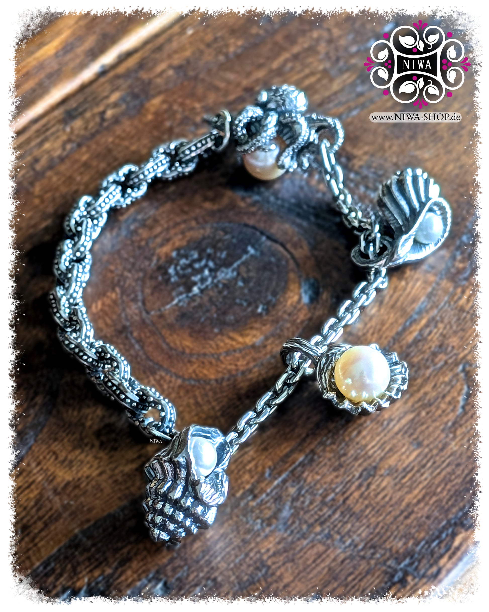 NIWABEADS OCEAN Collection Set am HALF-HALF Bracelet JANUS, KRAKEN Lock am Armband, dazu SEASHELL DANGLES mit PERLEN, Foto auf Holzhintergrund