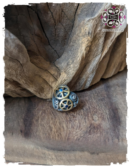 HEALING HEART Charm aus 925 Silber & 18K Gold TwoTone von NIWABeads | Großes handgefertigtes Herz mit mechanischen Gold-Zahnrädern und vier Edelsteinen mit blauen Saphir)