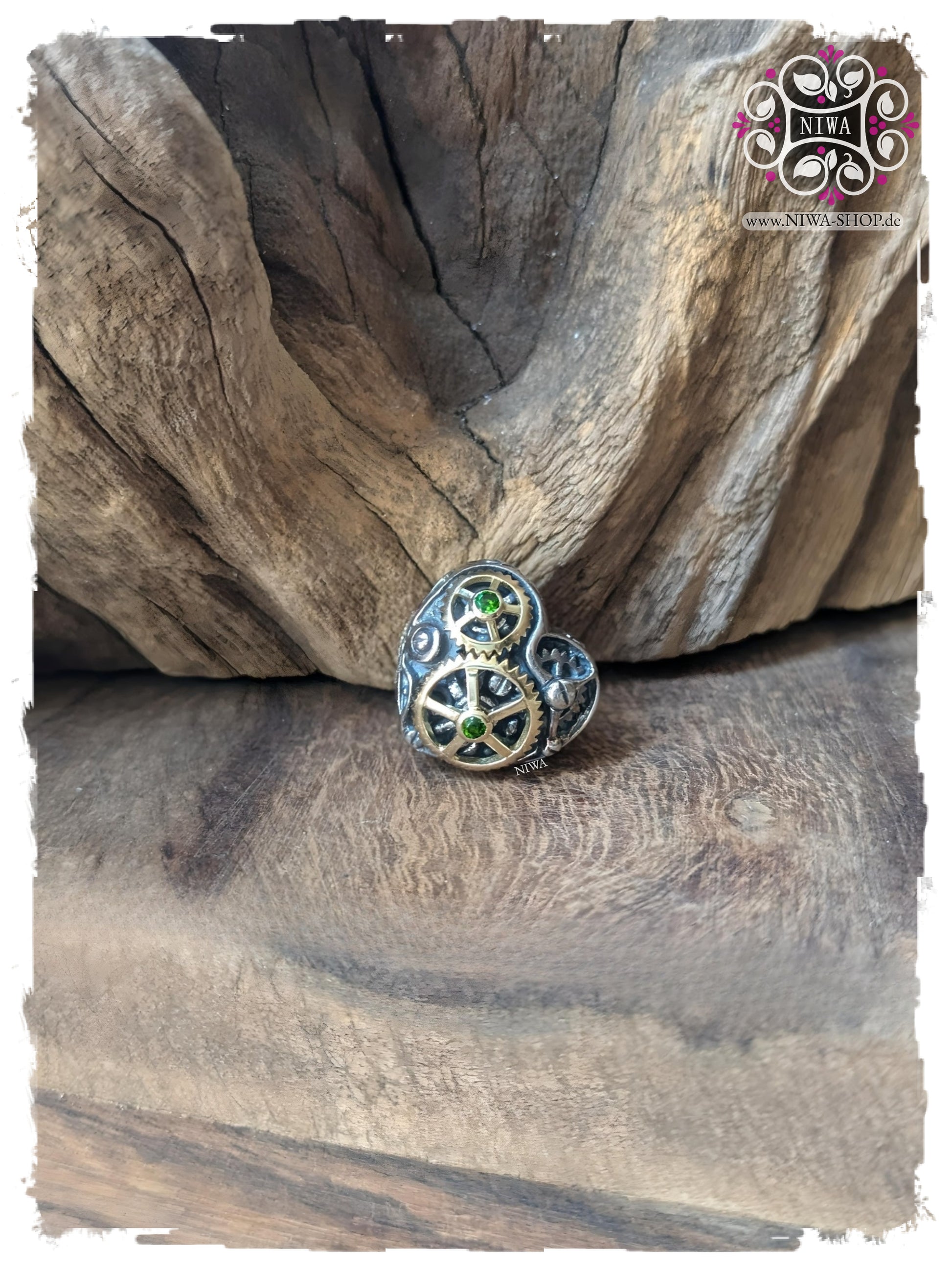 HEALING HEART Charm aus 925 Silber & 18K Gold TwoTone von NIWABeads | Großes handgefertigtes Herz mit mechanischen Gold-Zahnrädern und vier Edelsteinen grünen Tsavorit