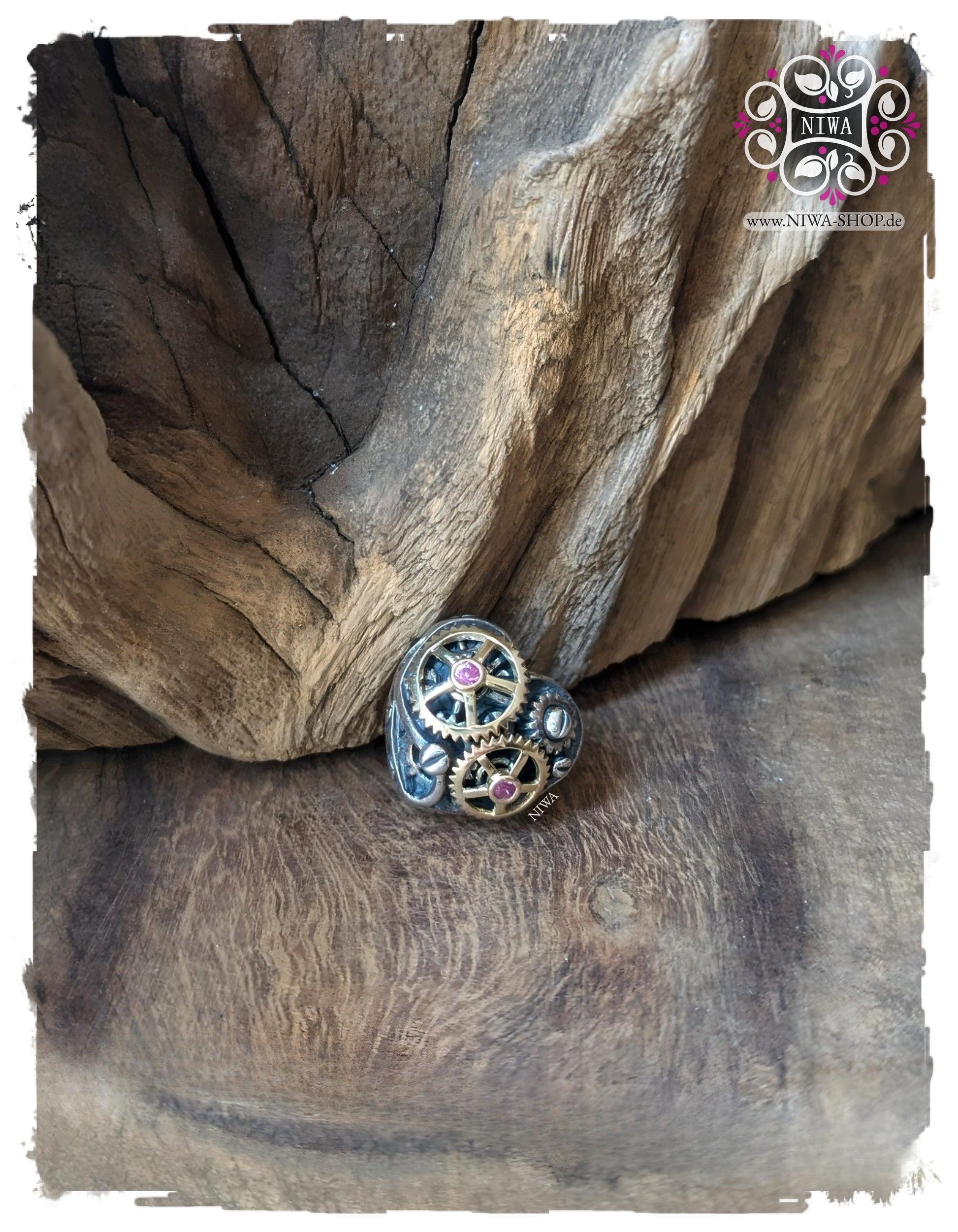 HEALING HEART Charm aus 925 Silber & 18K Gold TwoTone von NIWABeads | Großes handgefertigtes Herz mit mechanischen Gold-Zahnrädern und vier Edelsteinen rosa Saphir)