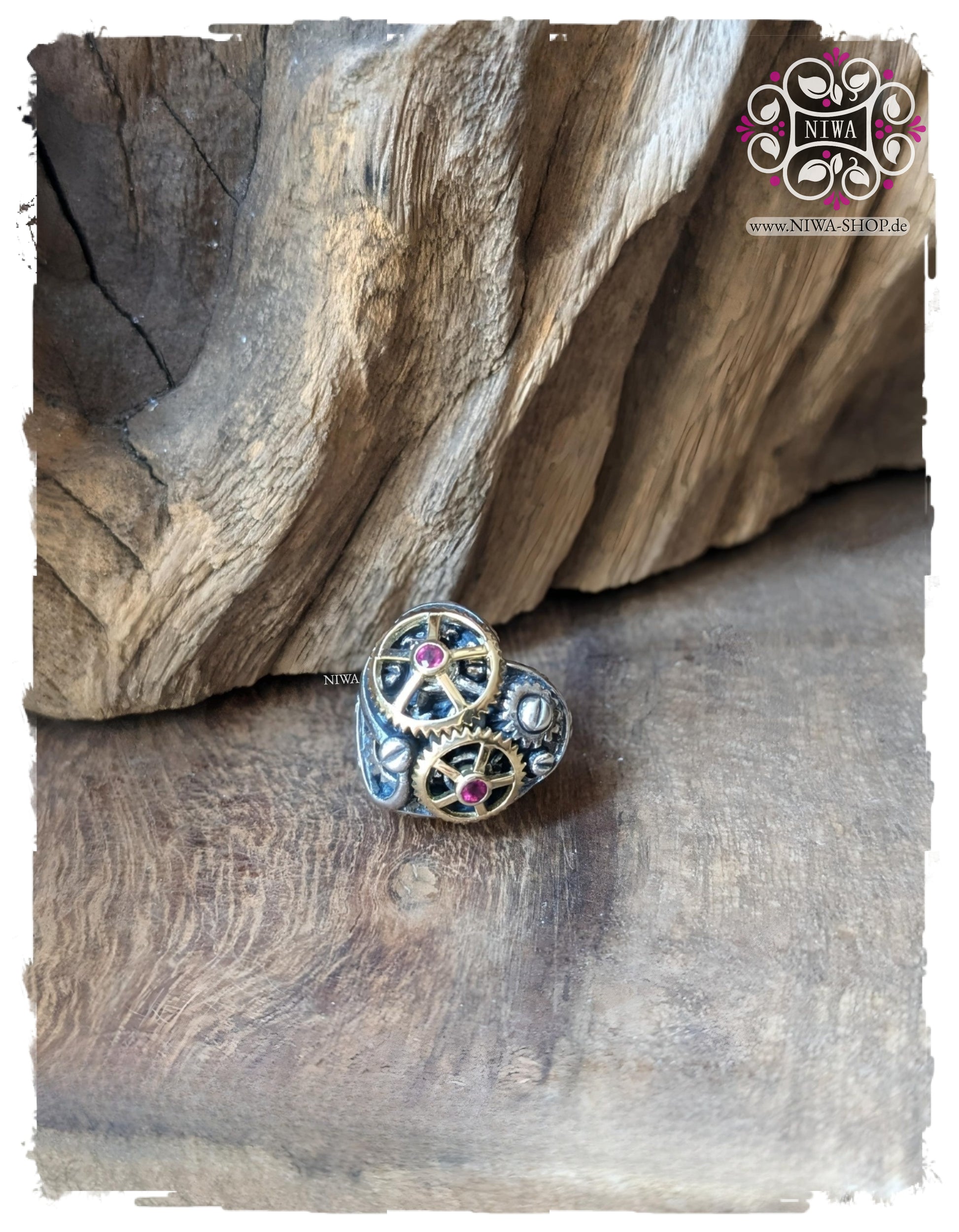 HEALING HEART Charm aus 925 Silber & 18K Gold TwoTone von NIWABeads | Großes handgefertigtes Herz mit mechanischen Gold-Zahnrädern und vier Edelsteinen mit roten Rubin
