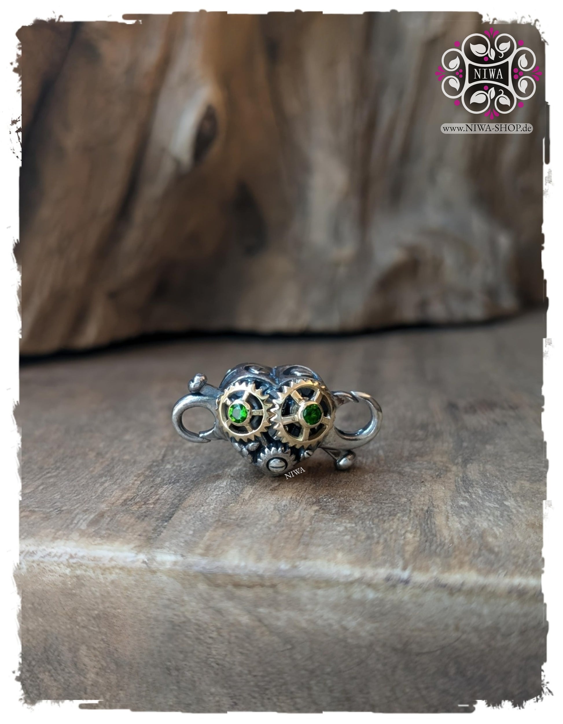 HEALING HEART Lock Verschluss aus 925 Silber und 18K Gold TwoTone von NIWABeads | Handgefertigtes Herz mit Gold-Zahnrädern und grünen Tsavorit