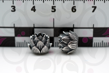 Laden Sie das Bild in den Galerie-Viewer, WATER LILY - Charm